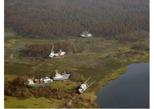 Boten op land na orkaan