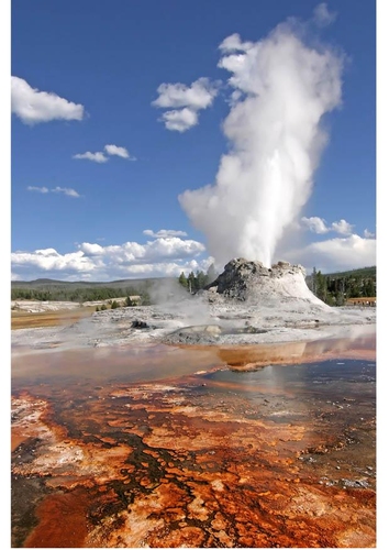 Foto eruptie geiser, Yellowstone National Park, Wyoming, USA.