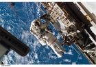 Foto's astronaut bij ruimtestation