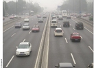 Foto's autosnelweg met smog in Peking