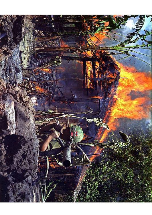 brandend Vietcong kamp