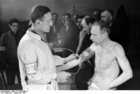 Foto's Polen - Ghetto Warschau - mannen worden medisch gecontroleerd