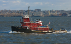 Foto's sleepboot in de haven van New York
