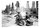 Foto's soldaten door ruïnes - Frankrijk