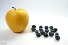 Foto's zwarte bessen bij appel