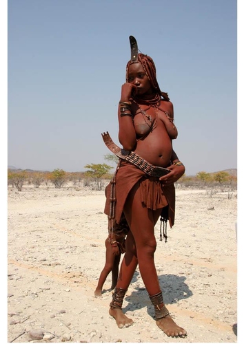 Foto jonge Himba vrouw, Namibië