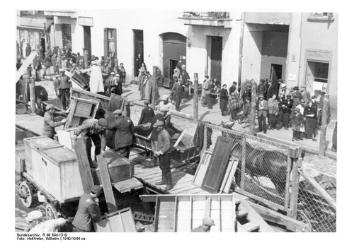Foto meubelbedeling aan het Litzmannstadt ghetto