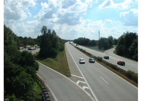 op- en afrit aan autostrade