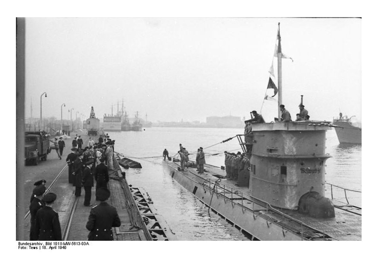 Foto U37 vaart binnen in Wilhelmshaven