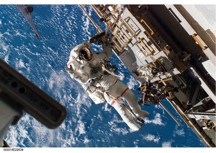 Foto astronaut bij ruimtestation