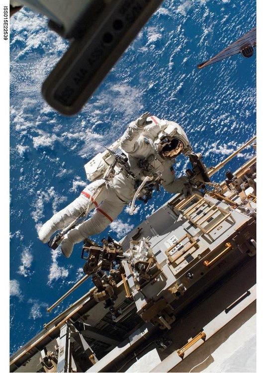 astronaut bij ruimtestation