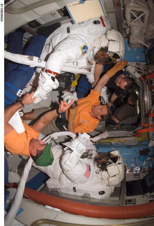 astronauten in ruimtestation