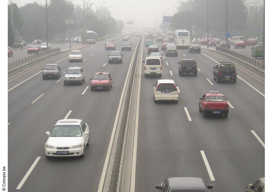 Foto autosnelweg met smog in Peking