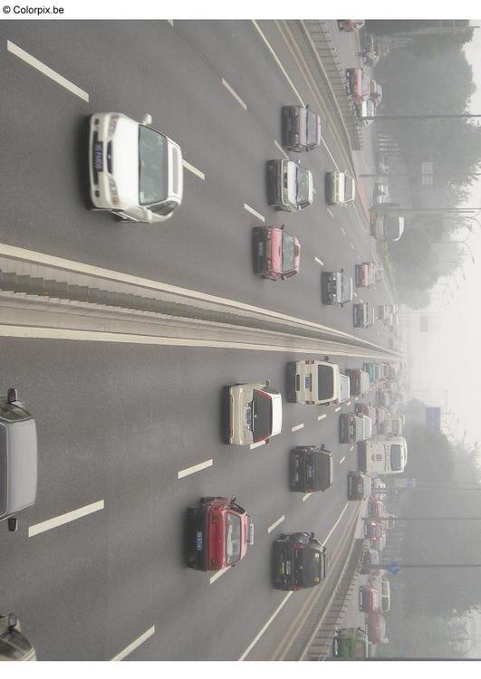 autosnelweg met smog in Peking