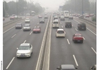 autosnelweg met smog in Peking