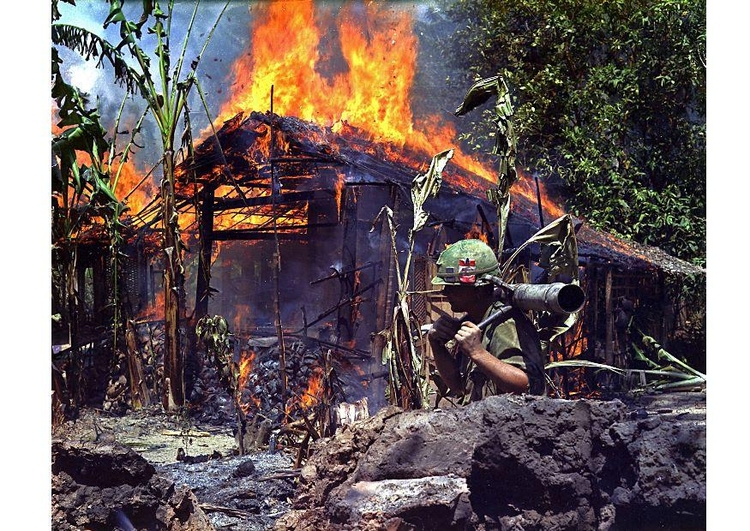Foto brandend Vietcong kamp