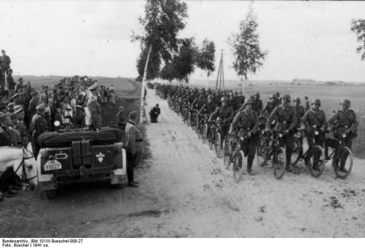 Foto Bueschel - Himmler aanschouwt troepen
