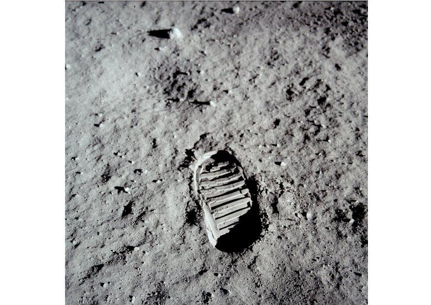 Foto eerste stappen op de maan