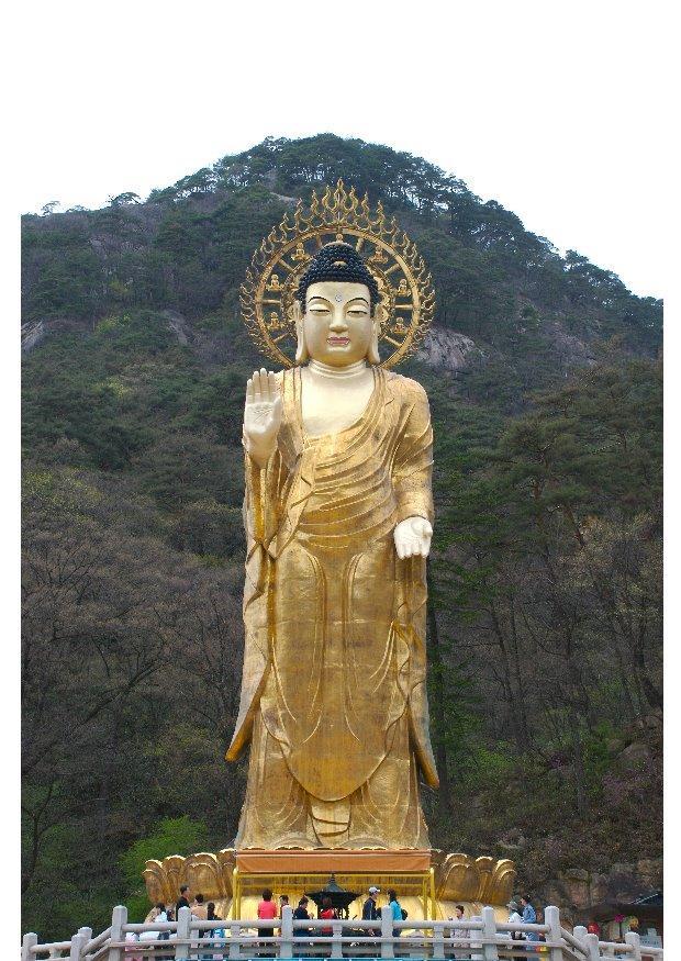 Foto gouden Maitreya standbeeld