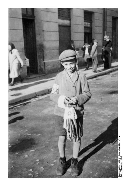 Joodse jongen met armband in Radom, Polen