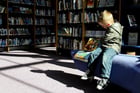 Foto kind in bibliotheek