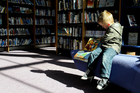 Foto's kind in bibliotheek