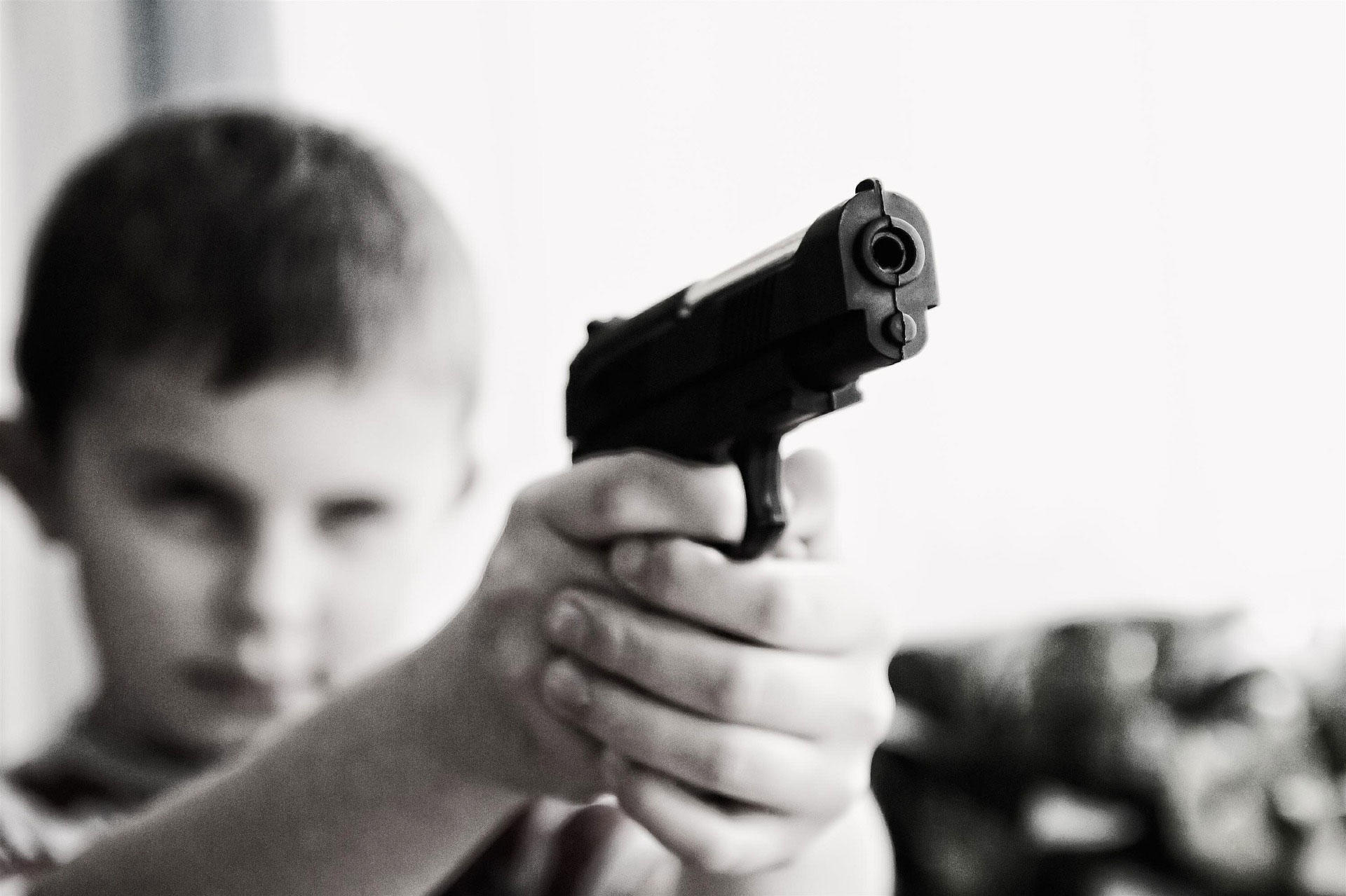 Foto kind met wapen