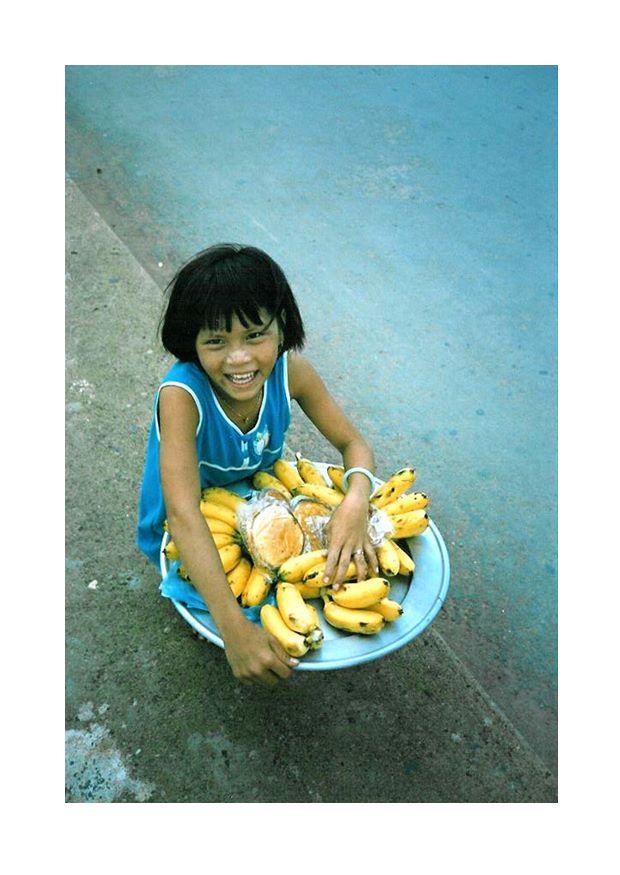 Foto kinderarbeid, verkoopster op straat