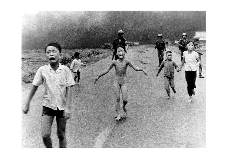 Foto kinderen na Napalm aanval