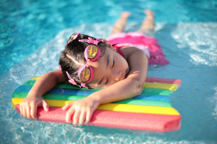 Foto meisje in zwembad