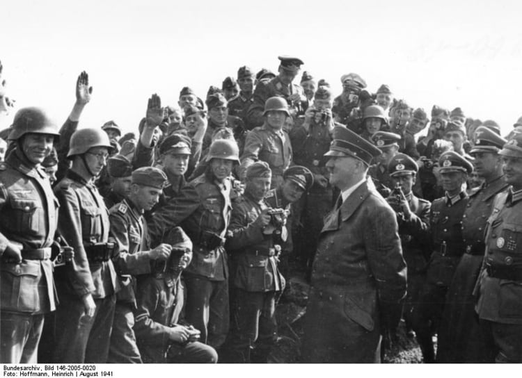 Foto Oste - Hitler op bezoek bij zijn troepen