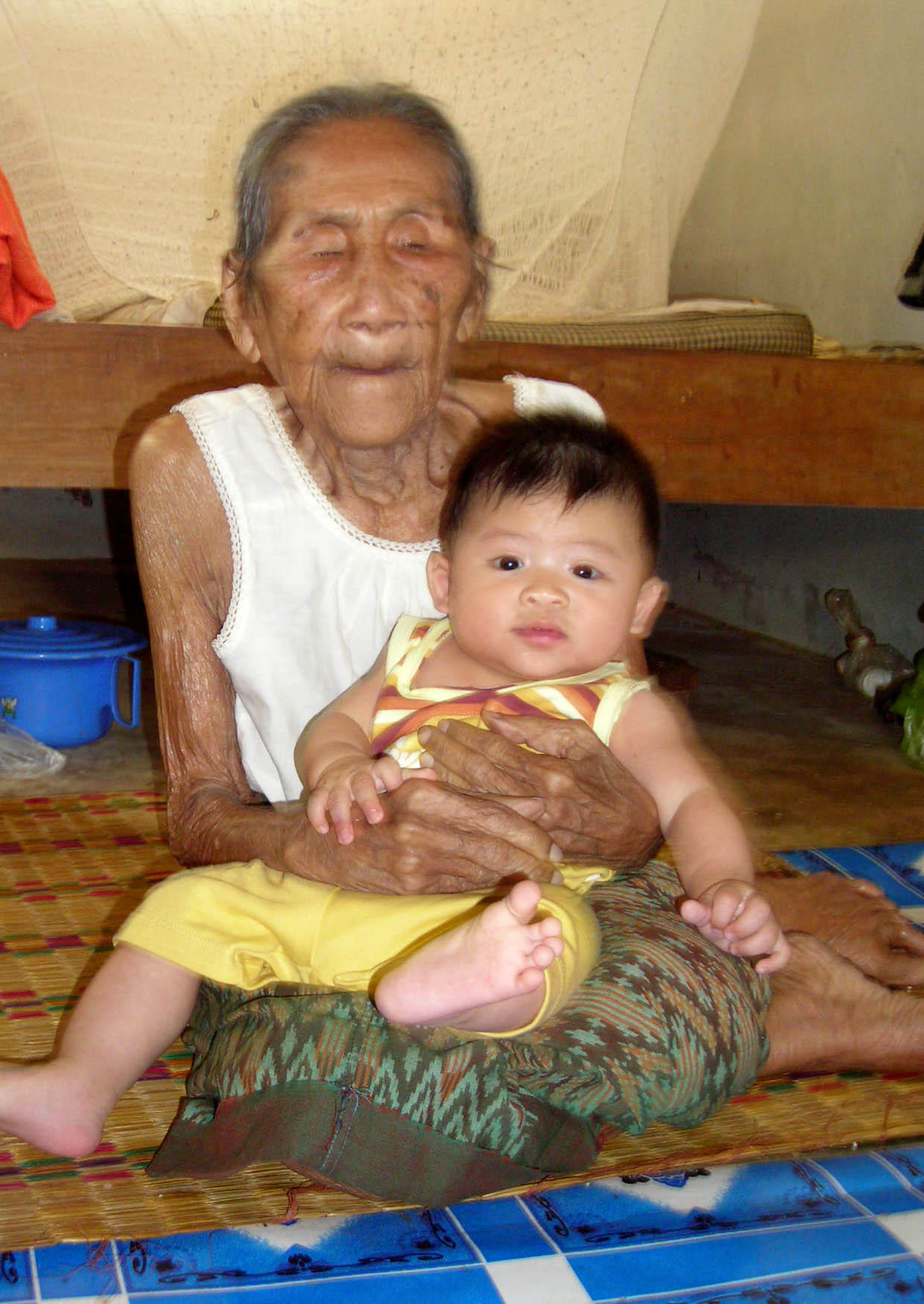 Foto oud en jong - oude vrouw met baby