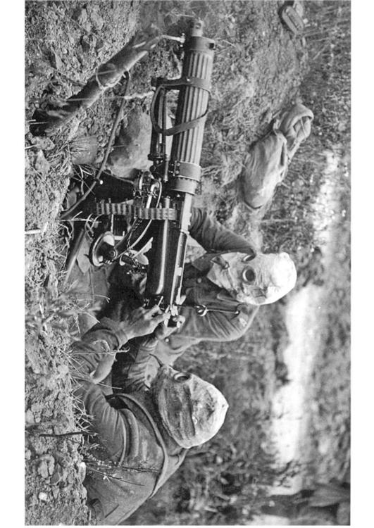 soldaten met machinegeweer en gasmasker