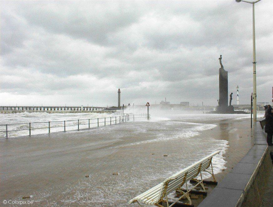 Foto storm aan zeedijk
