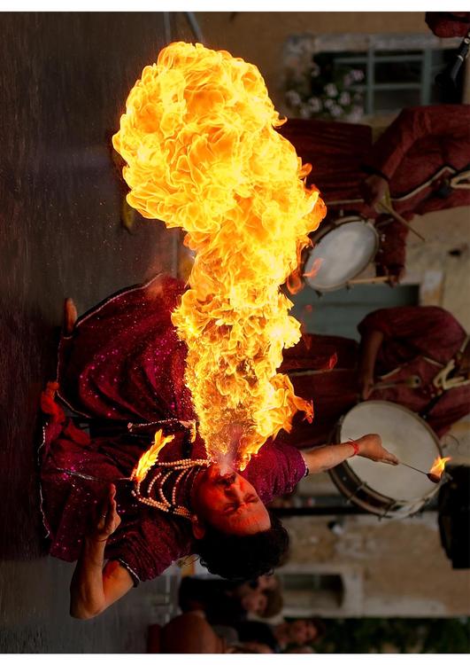 vuurspuwer van de 'Jaipur Maharaja Brass Band'