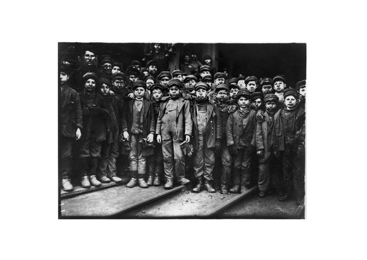 Foto kolen sorteren bij kolenmijn, 1910