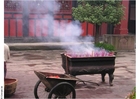 Foto's wierook in tempel Chengdu