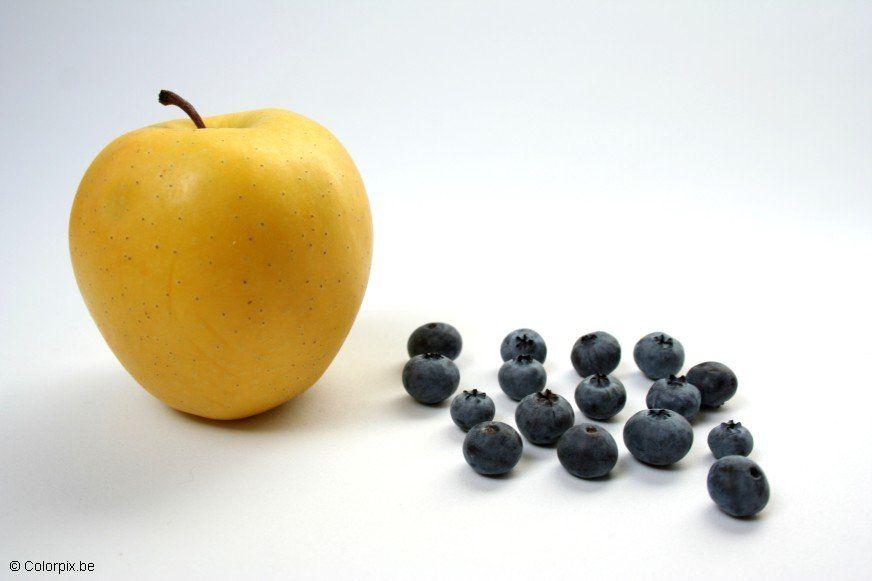Foto zwarte bessen bij appel