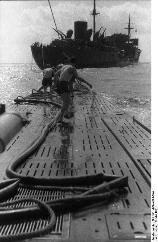 uboot u107 met verzorgingsschip Foto uboot u107 met verzorgingsschip