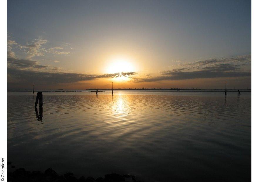 venetiA« bij zonsondergang Foto venetiA« bij zonsondergang