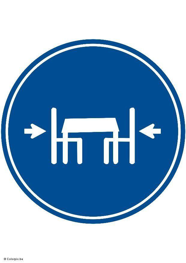 Afbeelding stoelen onder tafel