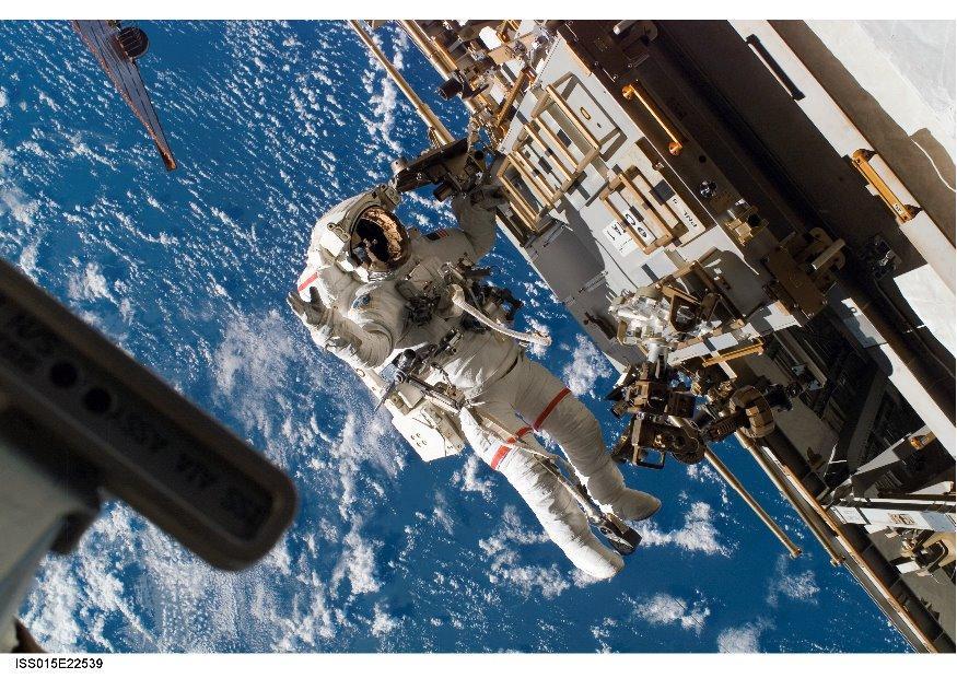 astronaut bij ruimtestation Foto astronaut bij ruimtestation