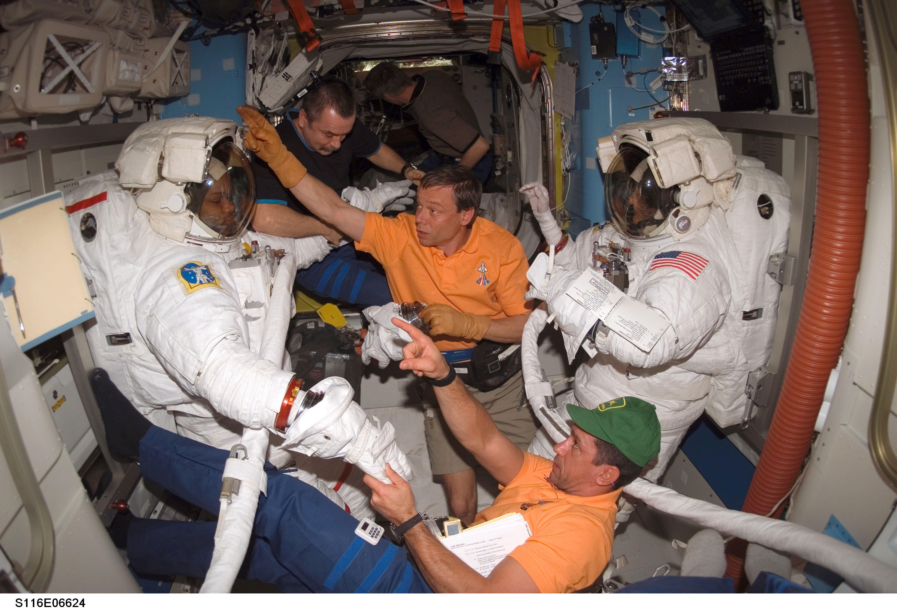 astronauten in ruimtestation Foto astronauten in ruimtestation