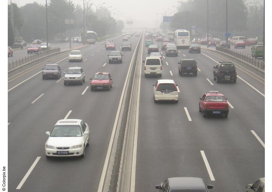 autosnelweg met smog in peking Foto autosnelweg met smog in peking