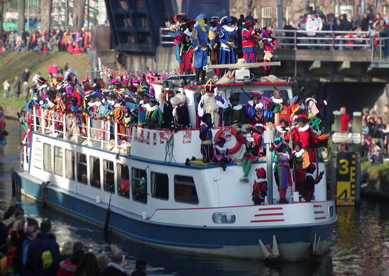 Foto aankomst boot van sinterklaas en de pieten