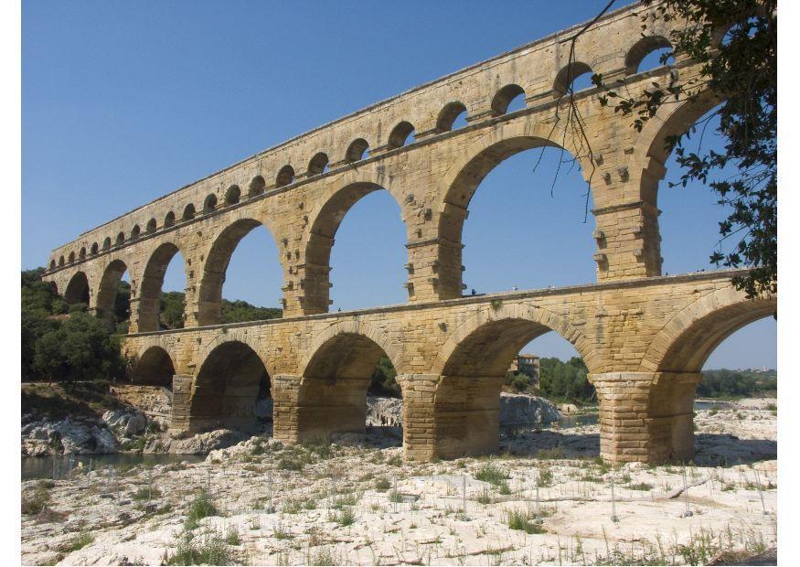 Foto romeins aquaduct, nimes, frankrijk