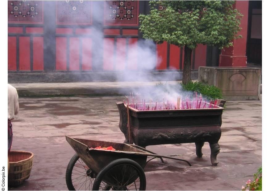 Foto wierook in tempel chengdu