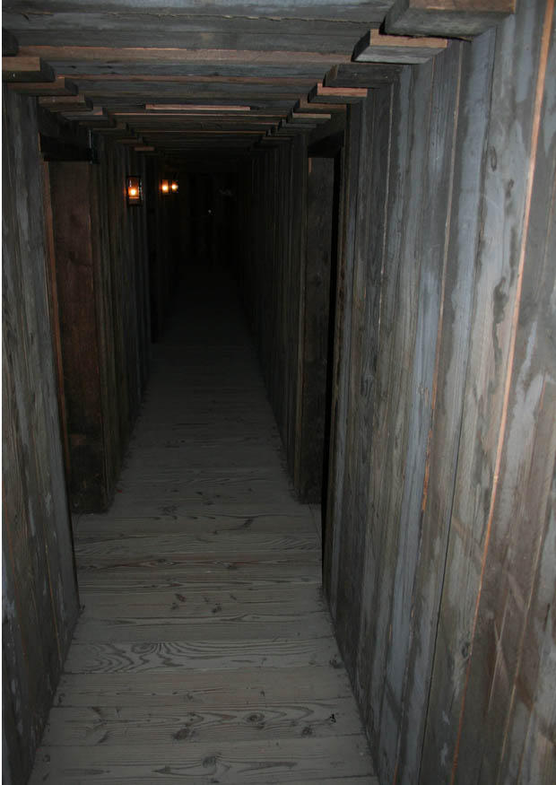 gangenstelsel in een dugout - reconstructie Foto gangenstelsel in een dugout - reconstructie