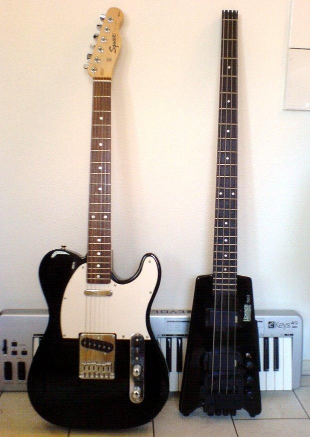 gitaar, basgitaar en synthesizer Foto gitaar, basgitaar en synthesizer