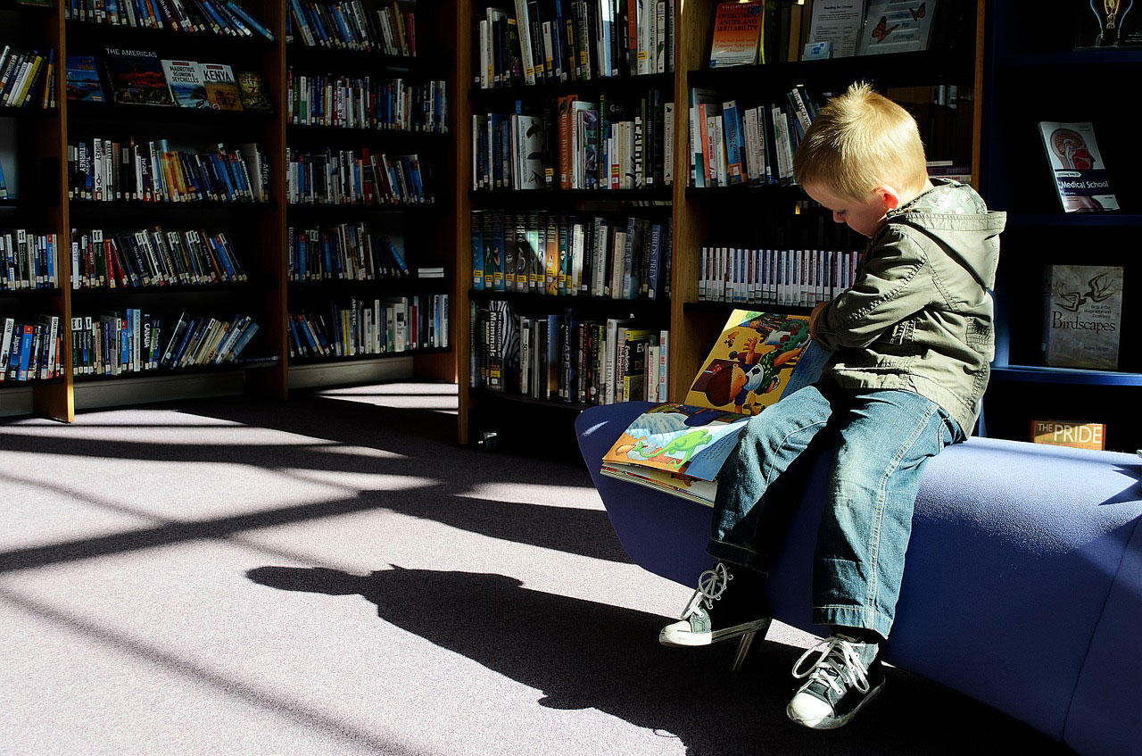 kind in bibliotheek Foto kind in bibliotheek
